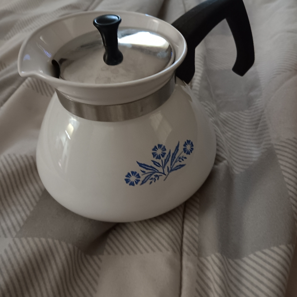 Circa 1970 Corningware teapot - Picture 10 of 10